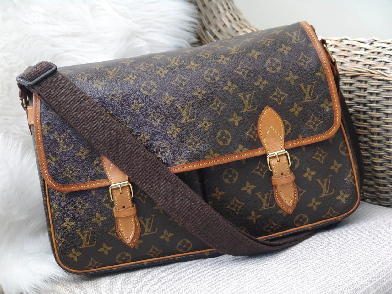 Louis Vuitton Monogram Sac Gibecière GM