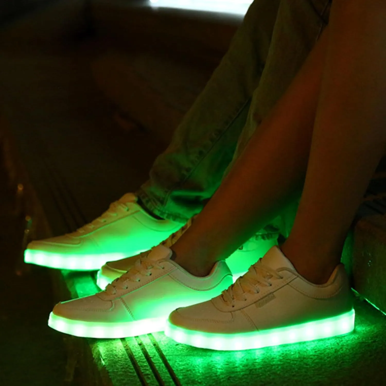 New Colorful LED Luminous Shoes Korean Version Couple USB Charging Sports Board Shoes Low Top Gold Silver Sports Shoes Charged Shoe