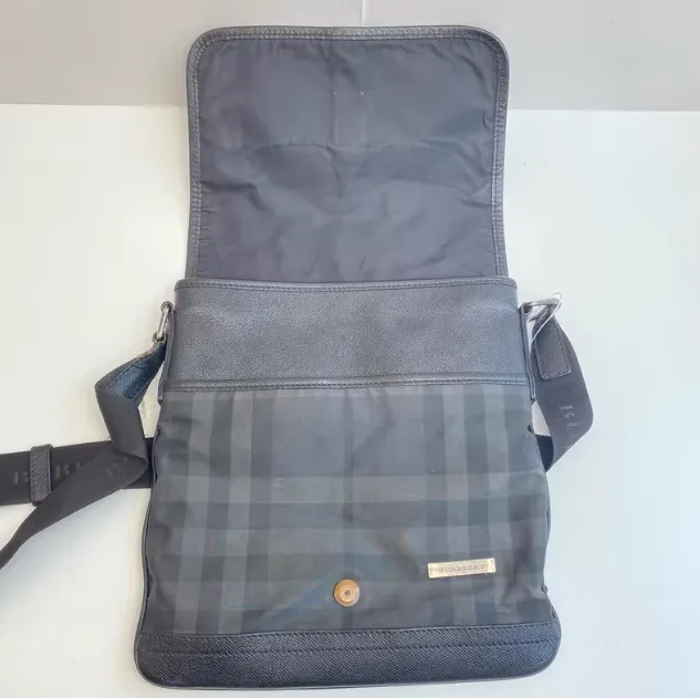 Preloved Burberry bag 30*31cm black 76030
