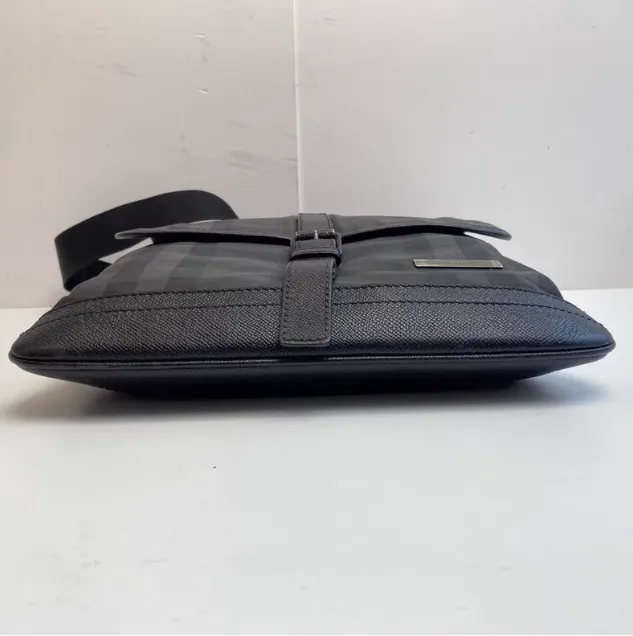 Preloved Burberry bag 30*31cm black 76030