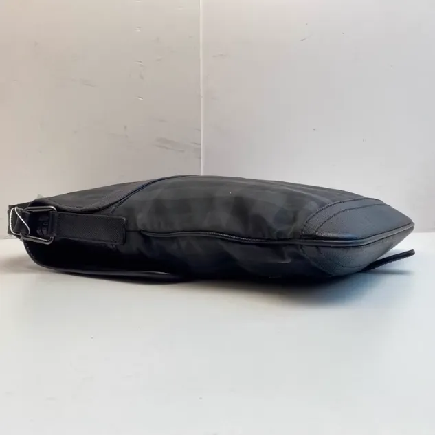 Preloved Burberry bag 30*31cm black 76030