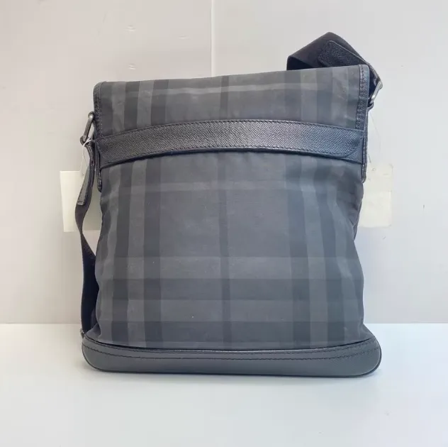 Preloved Burberry bag 30*31cm black 76030