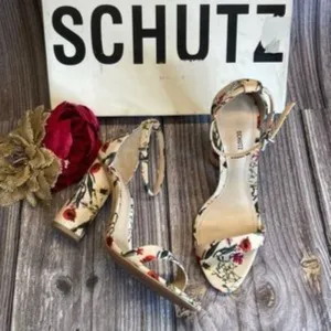 Schultz Jeannine Floral Canvas Sandals 7B
